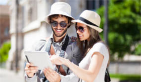 touriste regardant une carte